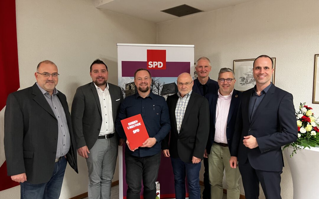 Clemens Hoch gratuliert SPD-Welling zum 50+1-jährigen Jubiläum